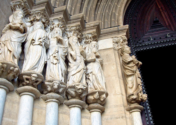 Portogallo Evora cattedrale, particolare della facciata