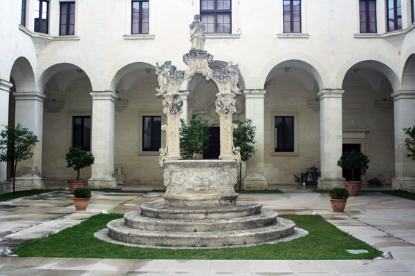 Lecce, Seminario, pozzo barocco