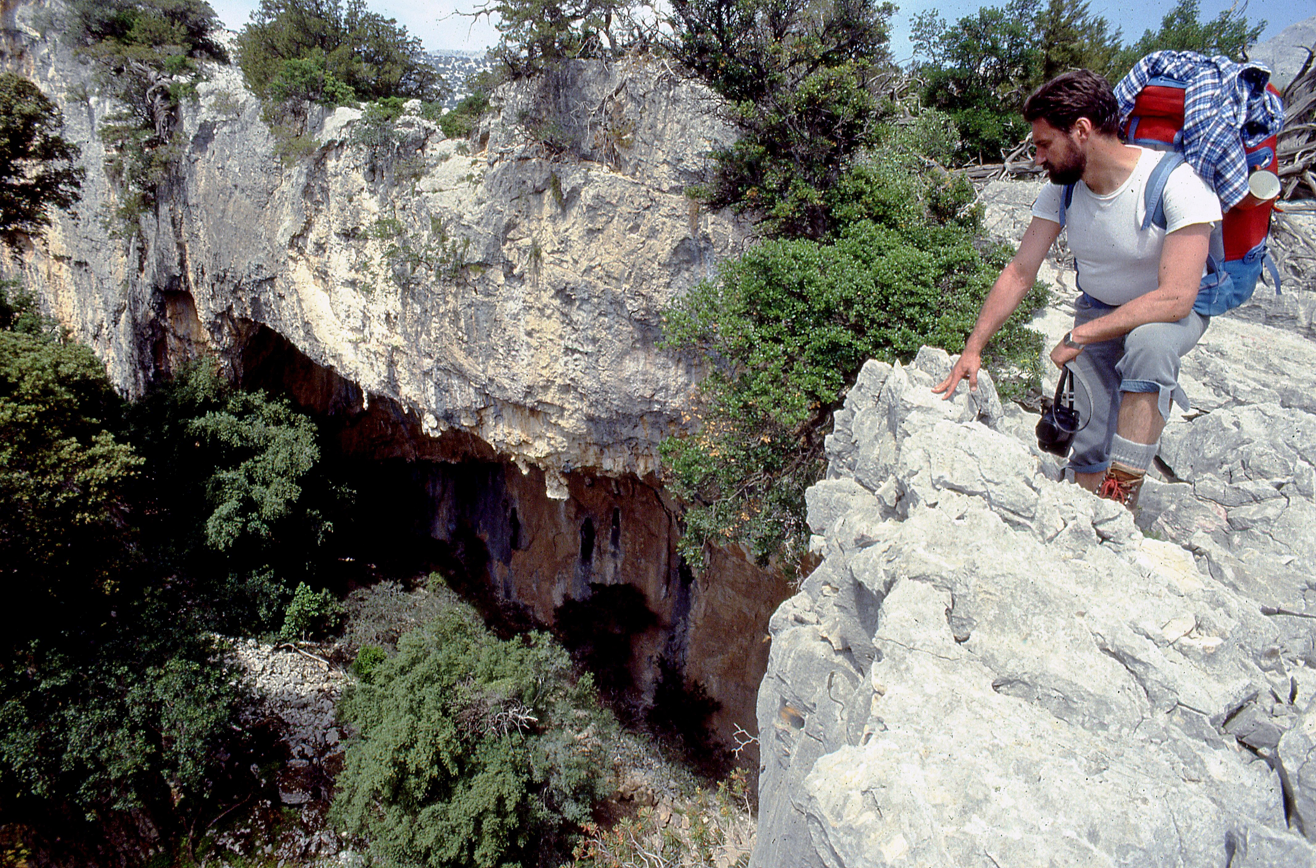 APERTURA La cima sfondata del Monte Tiscali che cela il villaggio antico- Foto G. Rivalta