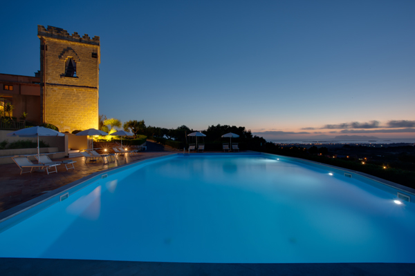 Torre storica e piscina