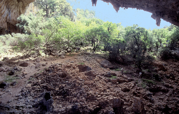 Il portale del Monte TIscali visto dall'interno con i resti del villaggio - Foto G. Rivalta