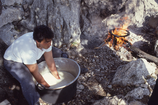 Un pastore che prepara la ricotta vicino al cuile - Foto G. Rivalta