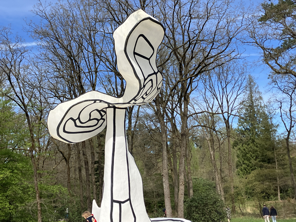 Museo Kroeller-Mueller, scultura di Dubuffet nel parco (2)