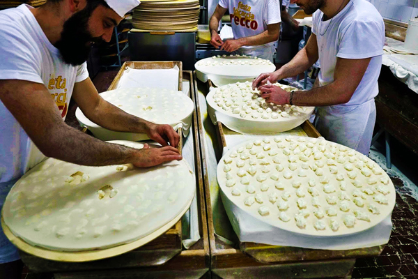 Fasi della preparazione della Focaccia di Recco col Formaggio