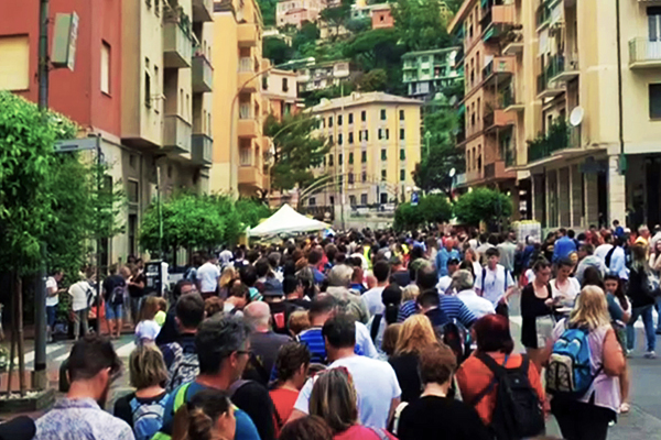 La lunga fila di gente in attesa della degustazione in una passata edizione