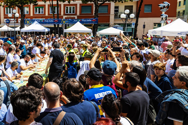 La folla dei tifosi durante la No Limits Challenge alla Festa della Focaccia