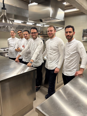 Riccardo Bacciottini e la brigata di cucina