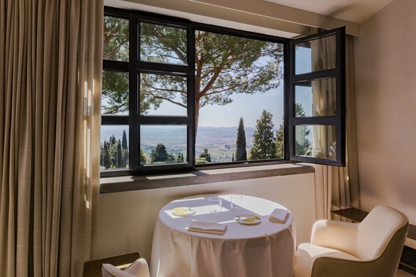 Tavolo-con-vista-ristorante-Serrae-Villa-Fiesole