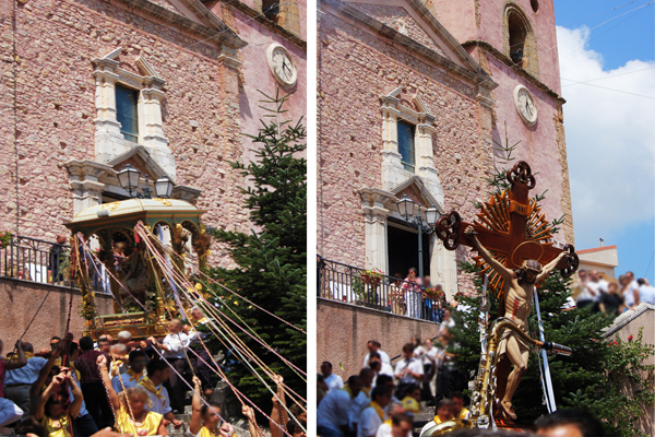 La discesa delle vare dallo scalone della Chiesa Madre