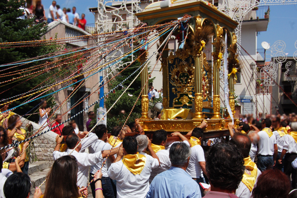 L'arrivo del fercolo di San Leone in Piazza Umberto I