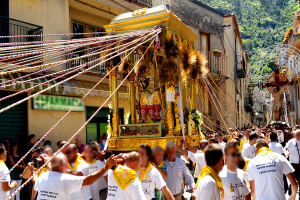 Trasporto di S. Leone e del SS. Crocifisso durante la processione