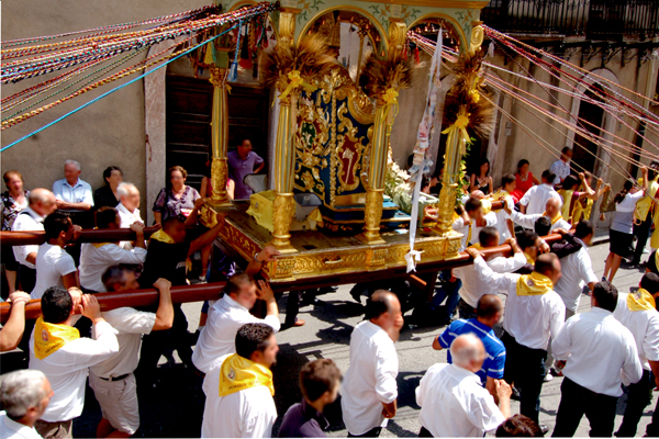 I portatori con il fercolo di San Leone