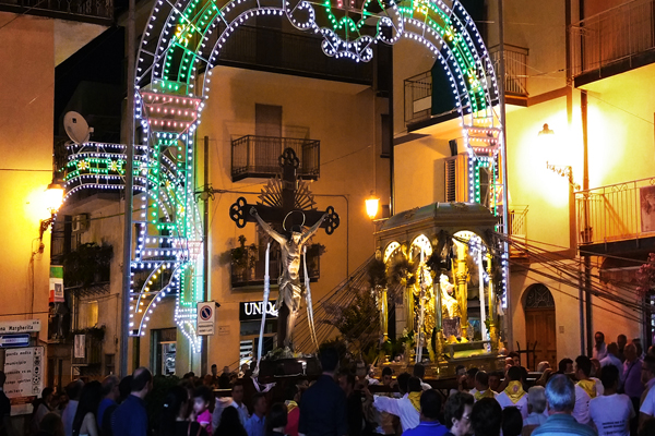 Rientro serale di S. Leone e il SS. Corocifisso nella Chiesa Madre