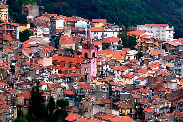 Particolare di Longi con al centro la Chiesa Madre