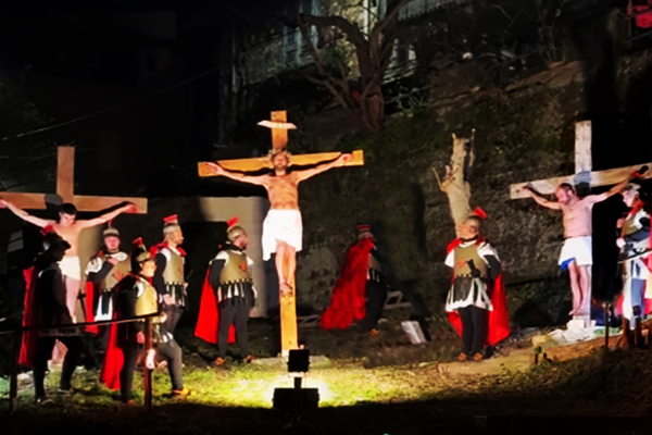 Una scena della Via Crucis a Longi