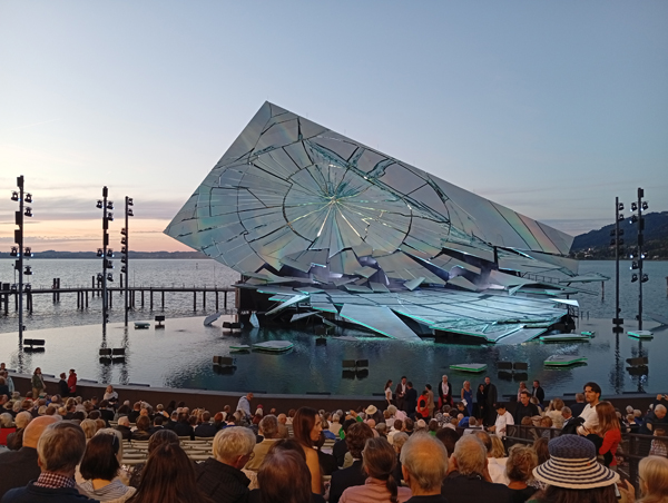 Bregenz lo -spettacolo-incomincia-al-tramonto-sul-lago
