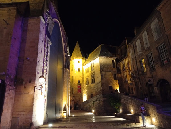 Suggestiva Sarlat in notturna