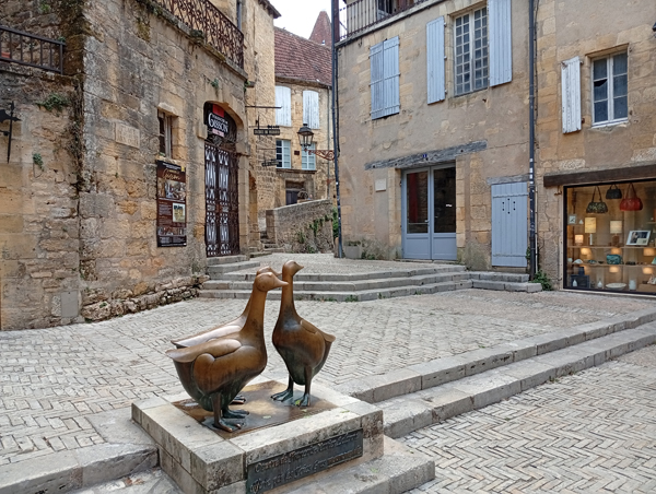 Il monumento alle oche, simbolo della gastronomia locale