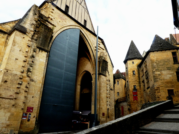 Le enormi porte create da Jean Nouvel. per la chiesa di Sainte-Marie